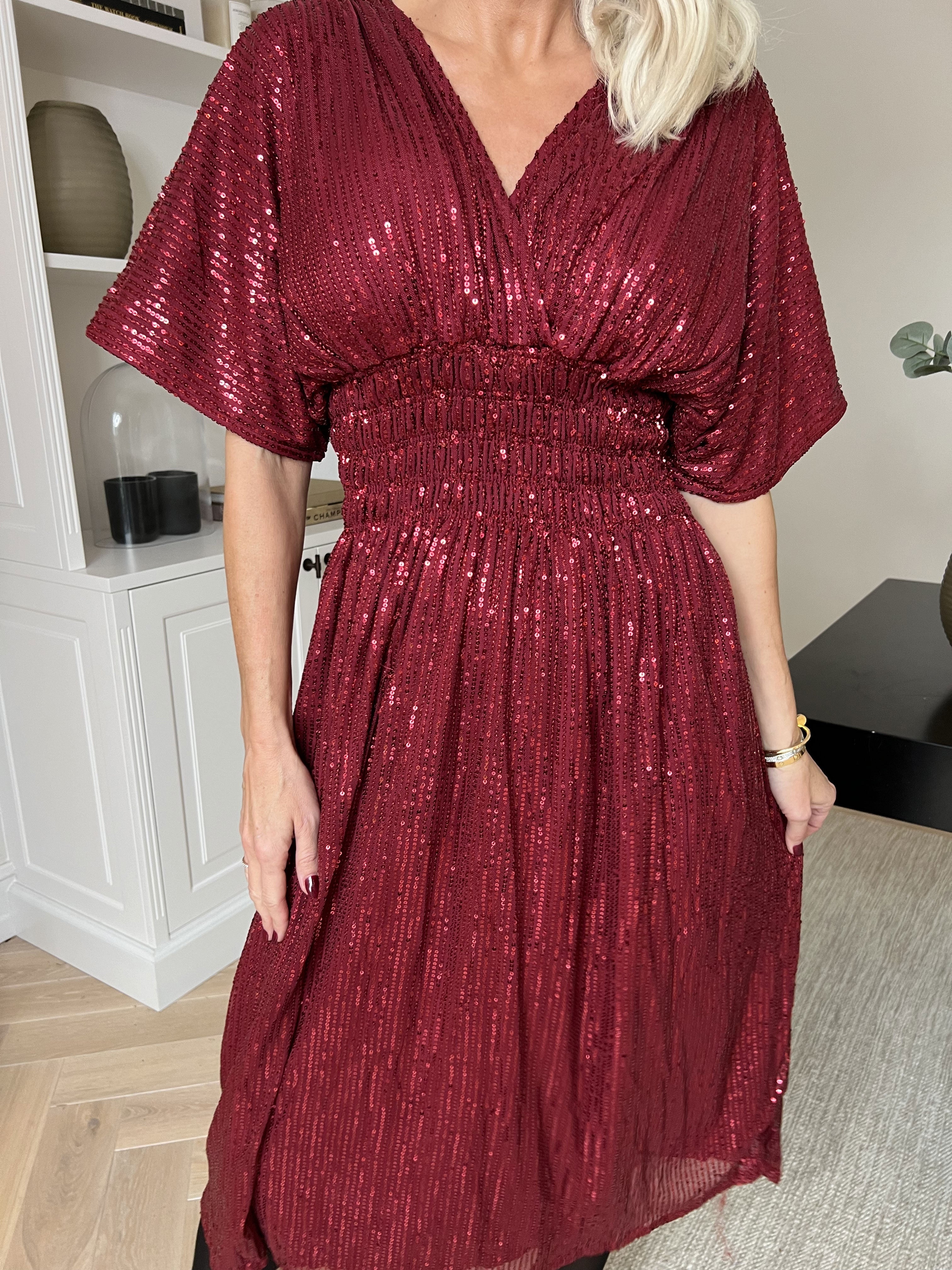 Pams Glitter Midi - Smuk kjole med pailletter og smock i livet